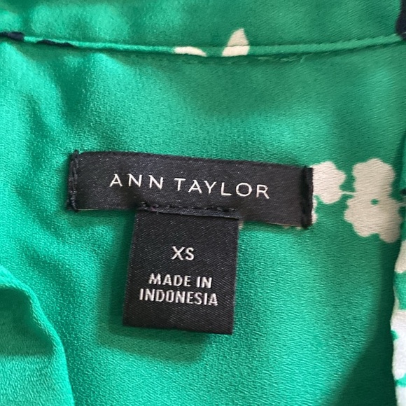 Ann Taylor Green Floral Blouse. Navy and white pattern. Size S. Collared, v-neck - Picture 9 of 12